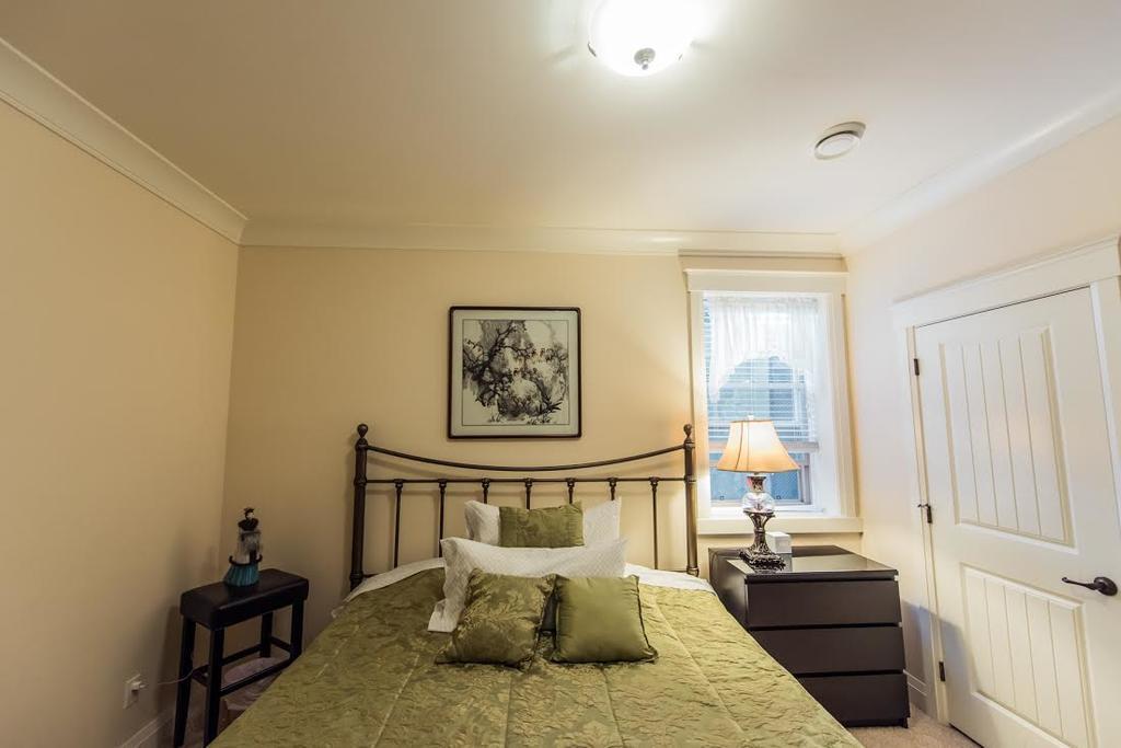 Grace Guest House Уайт Рок Екстериор снимка