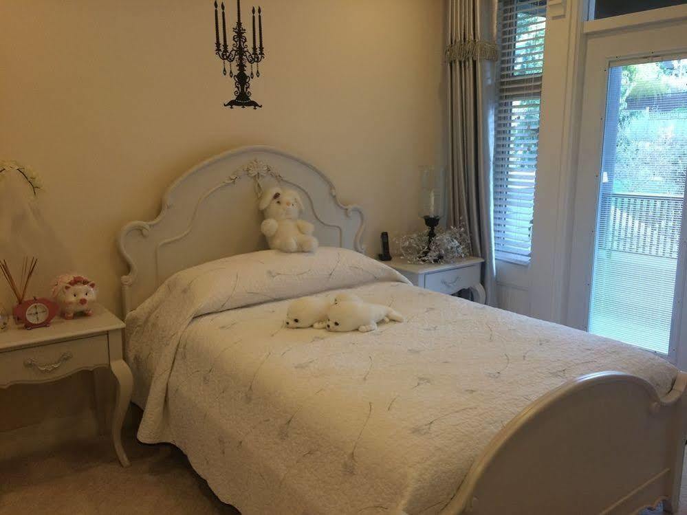 Grace Guest House Уайт Рок Екстериор снимка